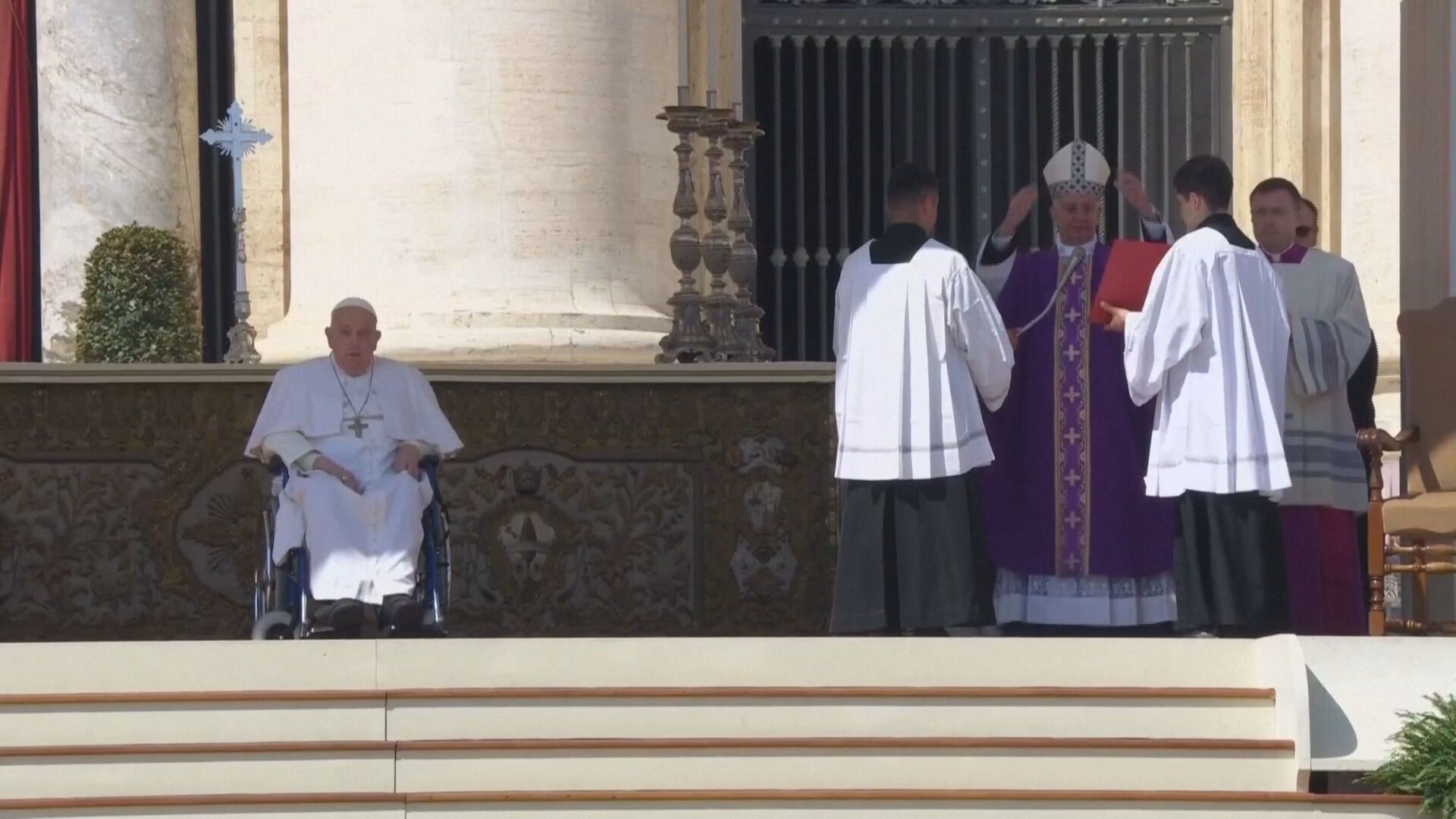 El papa Francisco reaparece en Roma e insta a no apartar de la sociedad a los enfermos: "Gracias a todos"