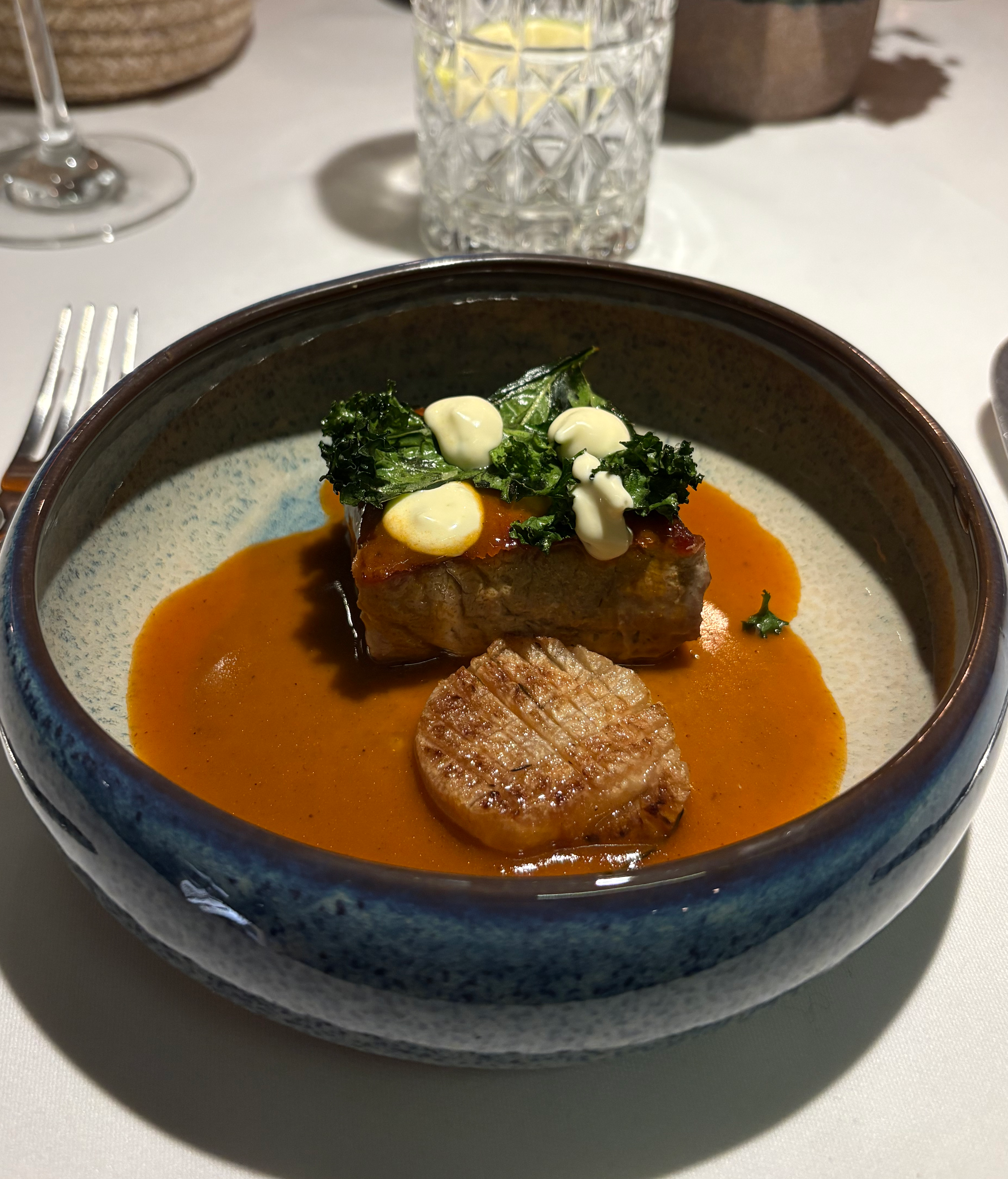 ventresca de atún, jugo de marmitako, nabo y mayonesa de lima