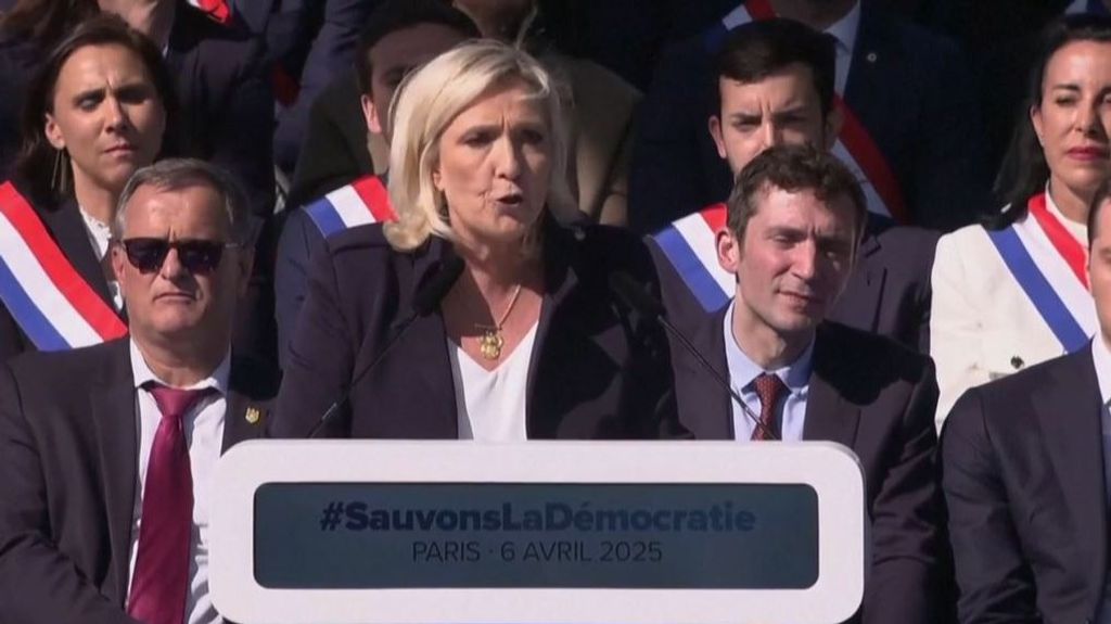 Le Pen dice que no se rendirá tras denunciar su inhabilitación como "una cacería"