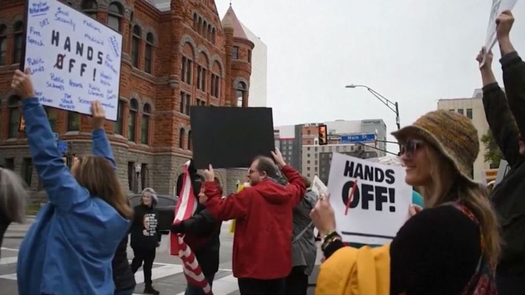 Miles de manifestantes protestan contra Trump en EEUU bajo el lema 'Manos fuera'