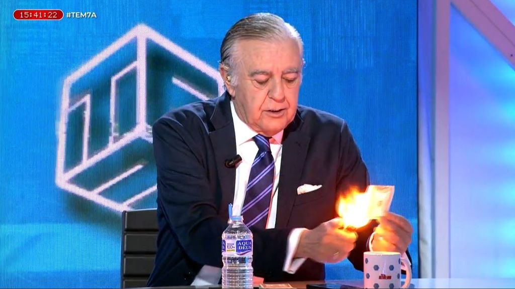 Antonio Camuñas, expresidente de la Cámara de Comercio, saca un fajo de billetes y lo quema en directo: "Eso es lo que hace la bolsa todos los días"