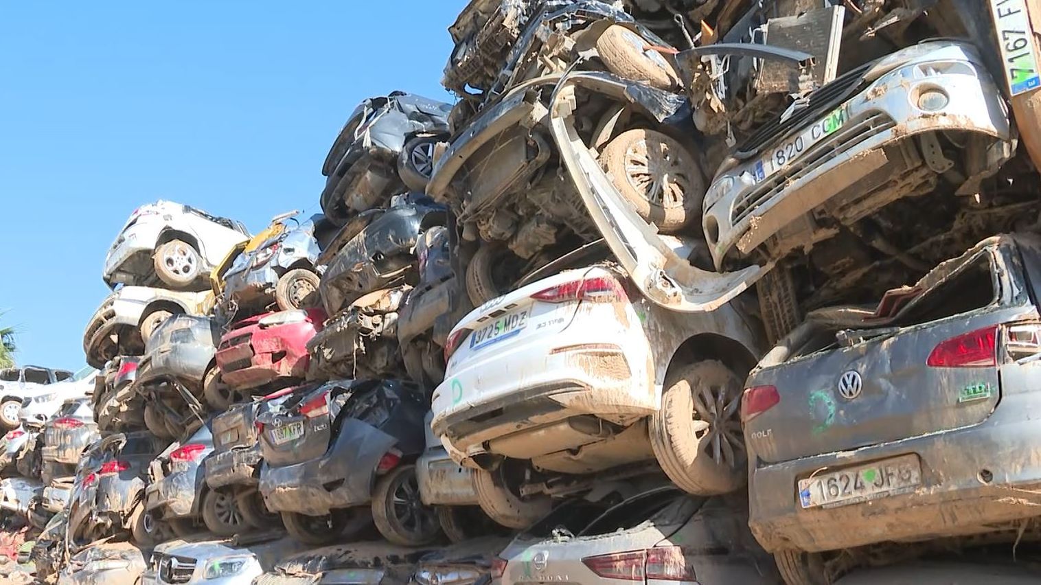Coches apilados en una campa de Albal