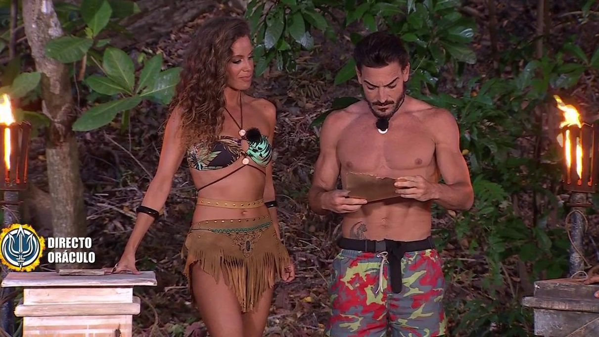 Damián lee el pergamino con una importante información del exterior para él