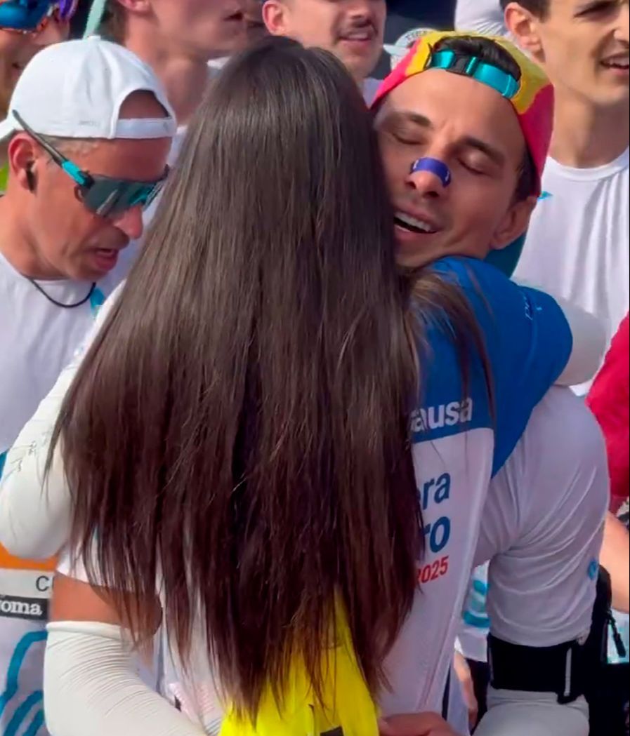 La emotiva imagen de Lidia Torrent y Jaime Astrain tras cruzar la meta