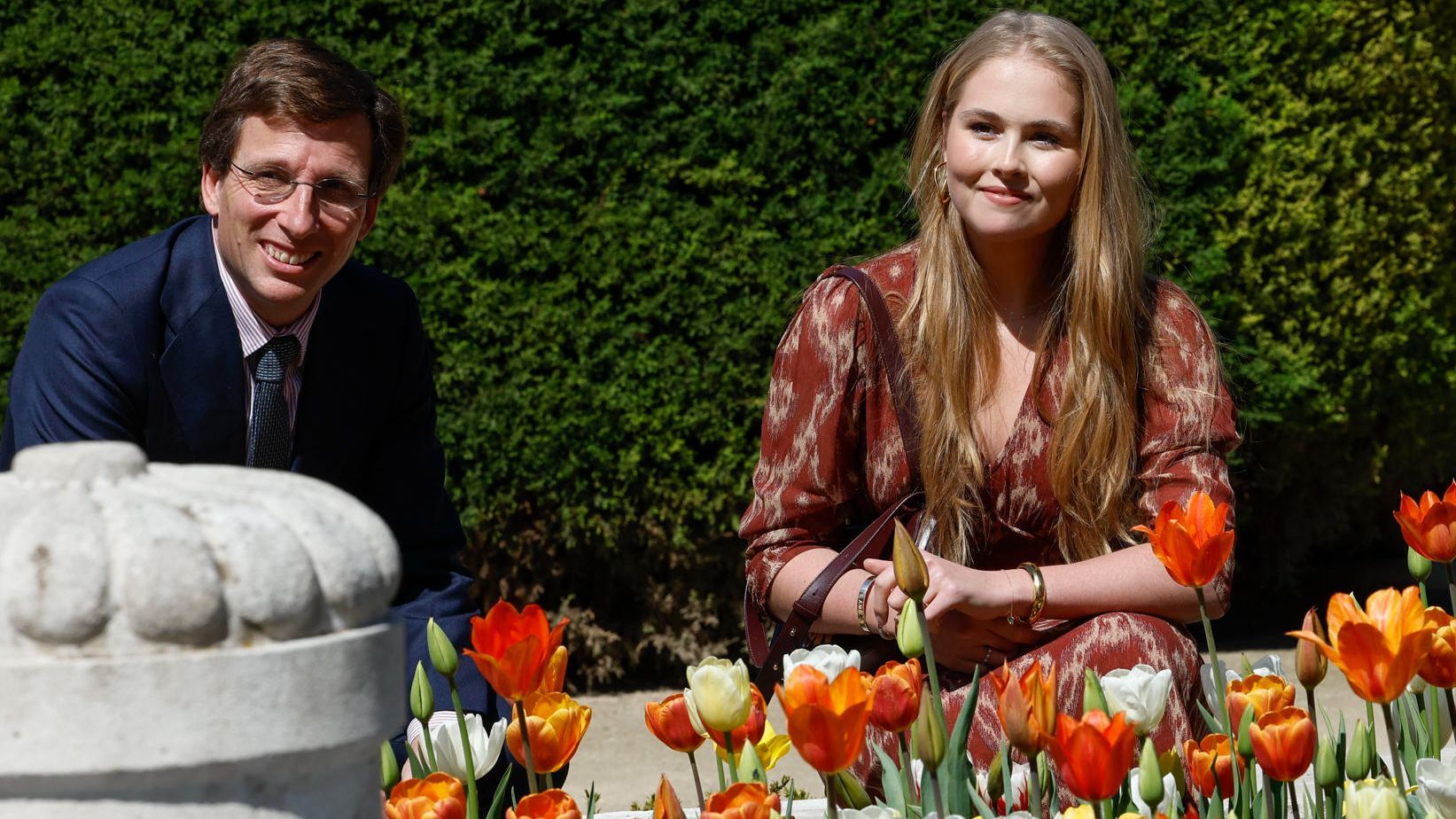 La princesa de Orange inaugura un jardín de tulipanes en la Plaza de Oriente de Madrid.