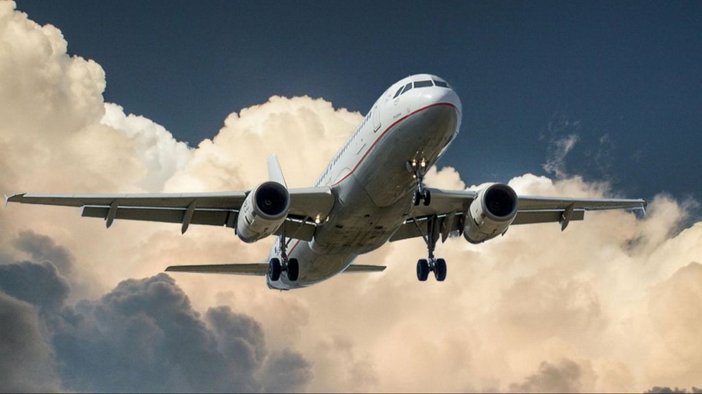 Un avión despegando