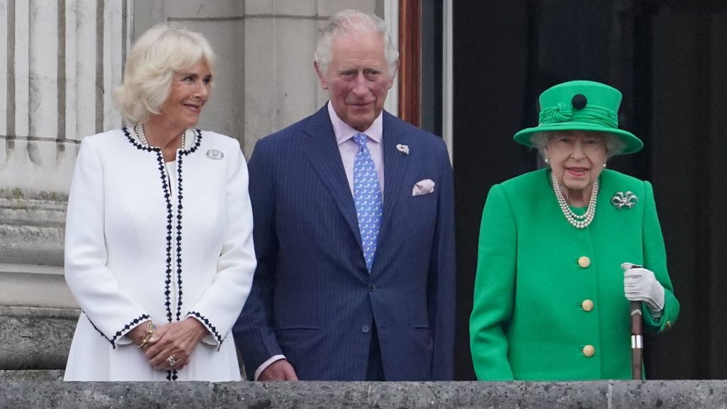 Carlos II, Camilla y la reina Isabel II, en una imagen de archivo.