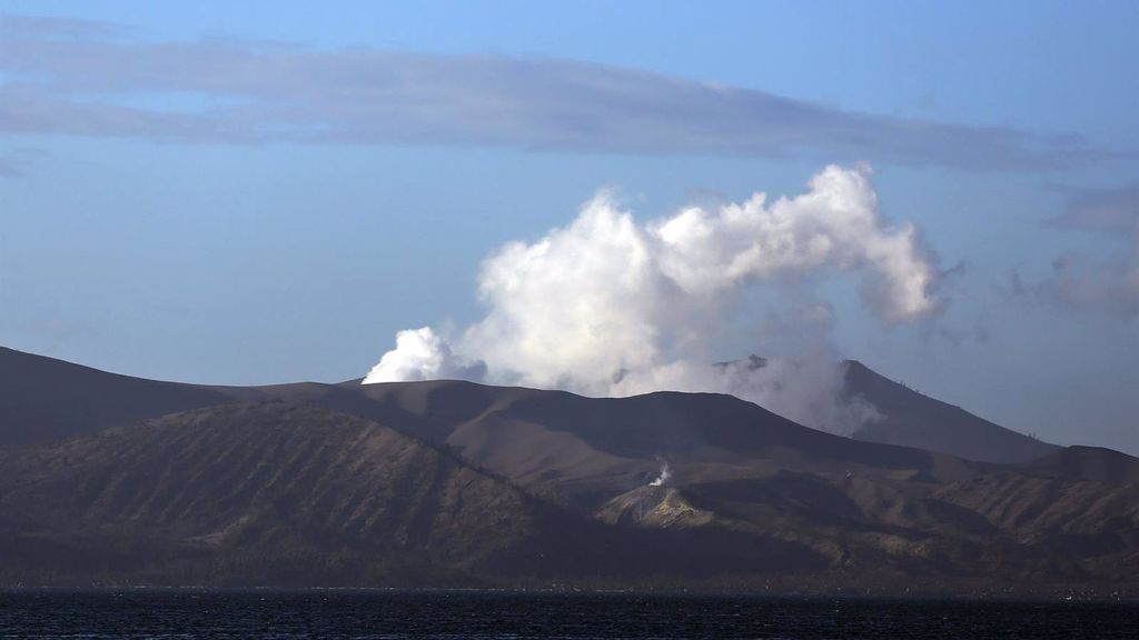 El volcán Canlaón escupe una columna de cenizas sobre la isla de Negros, en Filipinas