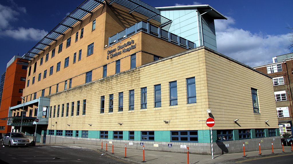 Fachada del Hospital Reina Carlota y Chelsea de Londres donde ha tenido lugar el proceso