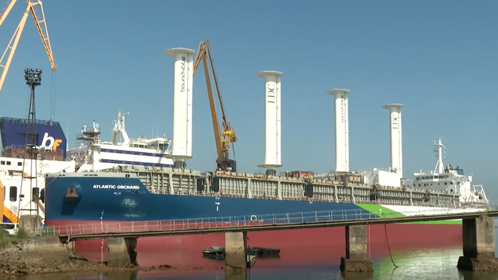 Instalan las cuatro velas de succión más grandes de la historia en un barco para reducir la emisión de CO2