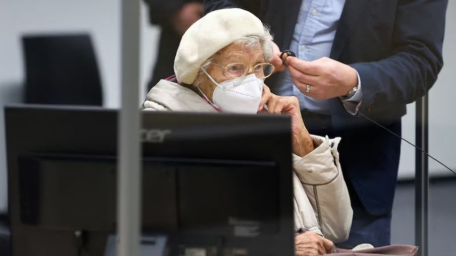 Irmgard Furchner durante el juicio en un tribunal de Itzehoe, Alemania en 2021
