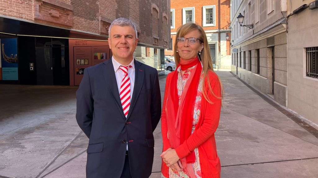 José María, presidente de la Asociación Párkinson Madrid, y la neurocirujana Olga Mateo, del Hospital Gregorio Marañón, a su llegada al CaixaForum para participar en la jornada del Día Mundial del Párkinson