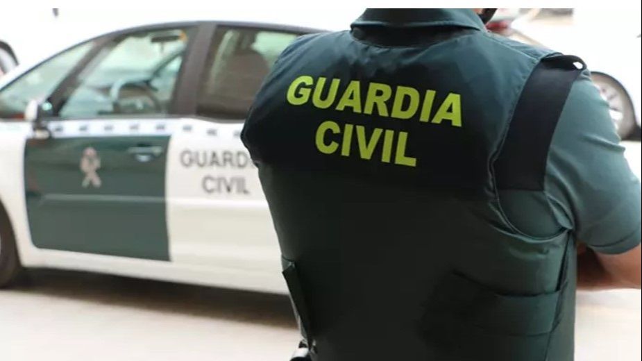 La Guardia Civil detiene a dos hombres por embaucar a una menor para que les enviase videos de contenido sexual
