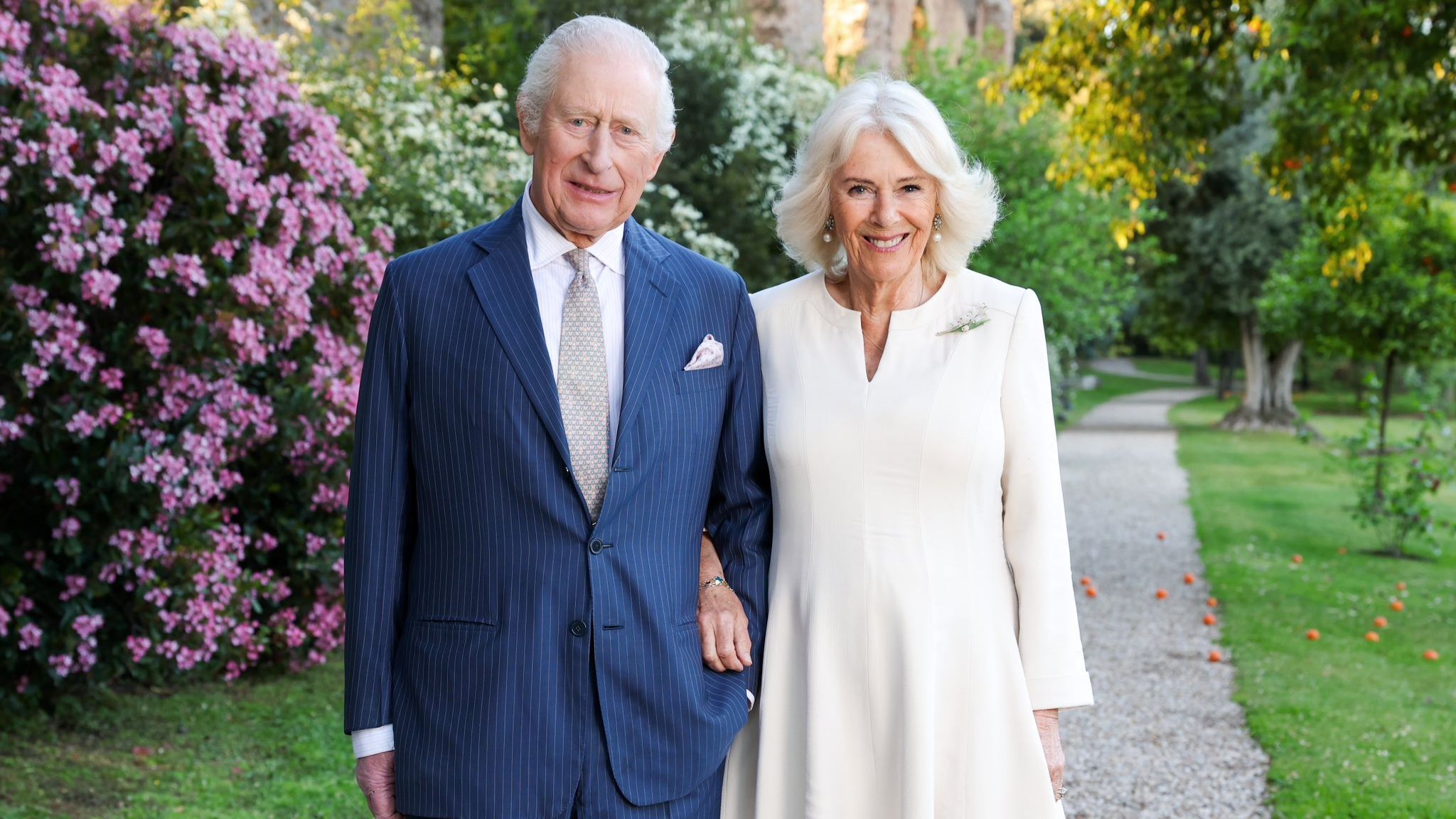 Los reyes Carlos III y Camilla en sus nuevos retratos.