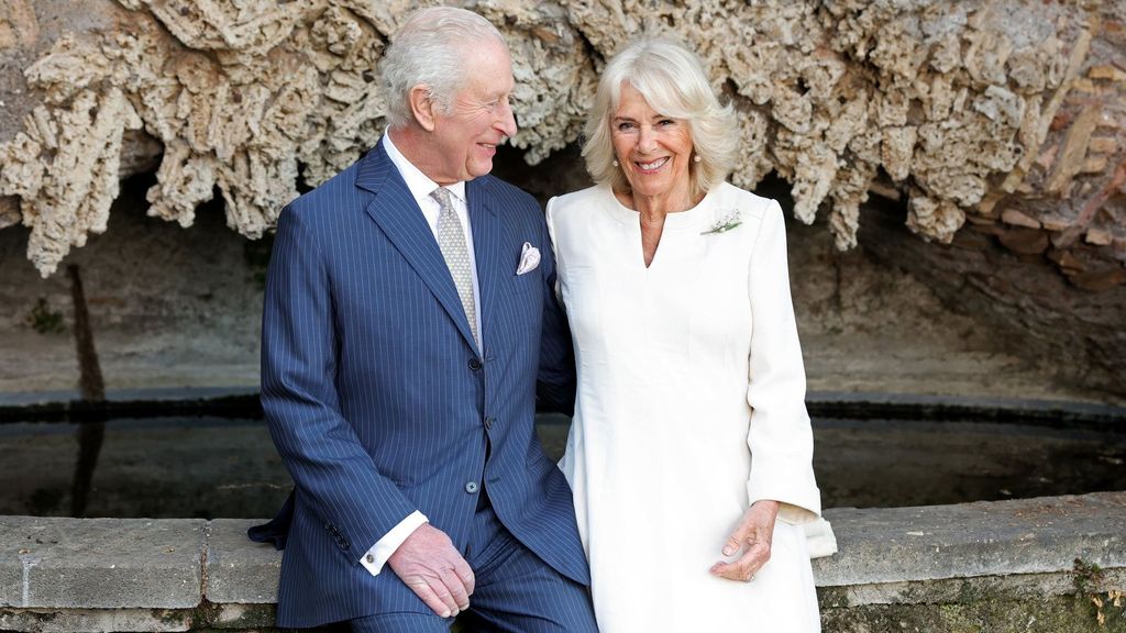 Los reyes Carlos III y Camilla, en sus nuevos retratos.