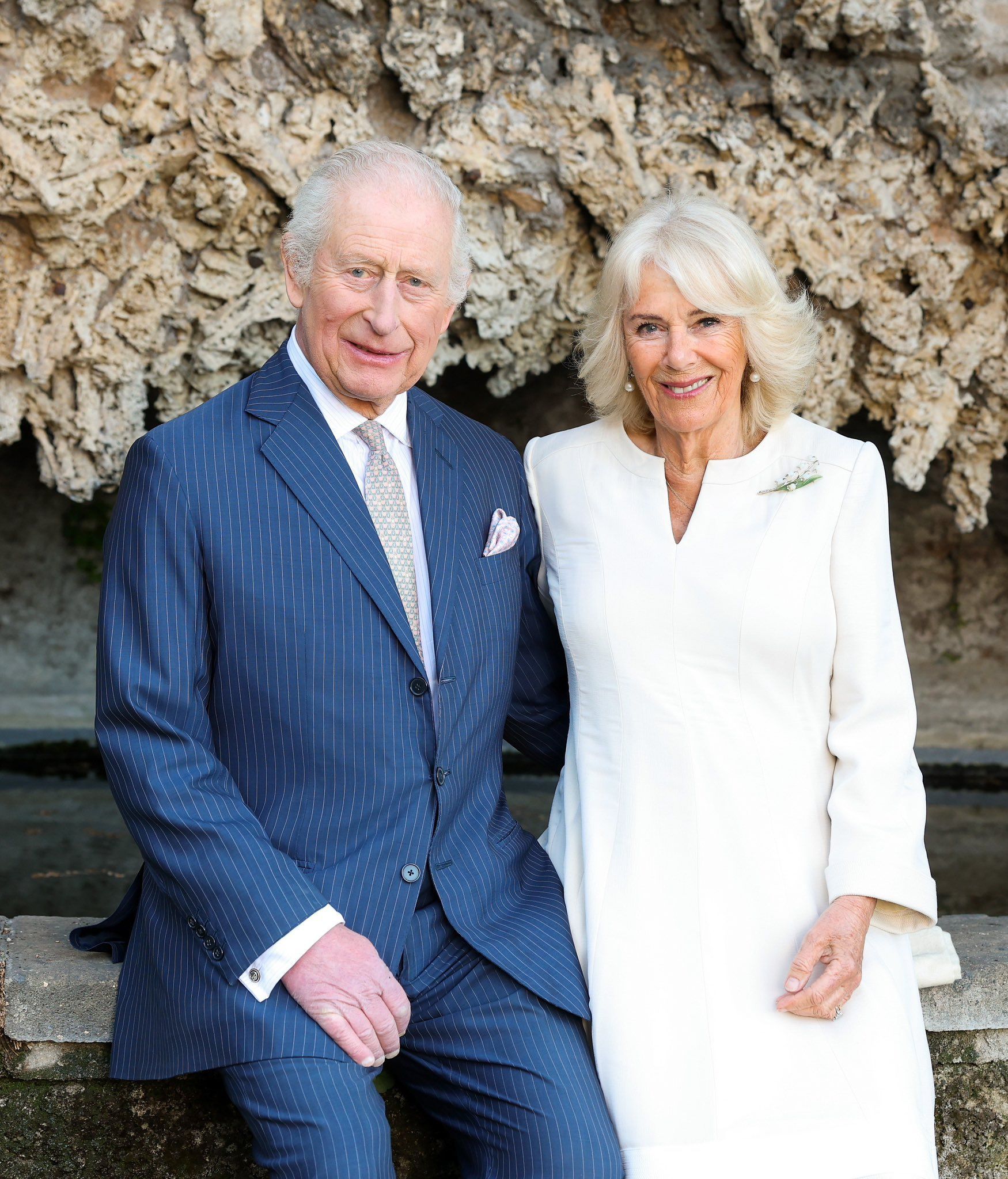 Los reyes Carlos III y Camilla en sus nuevos retratos.