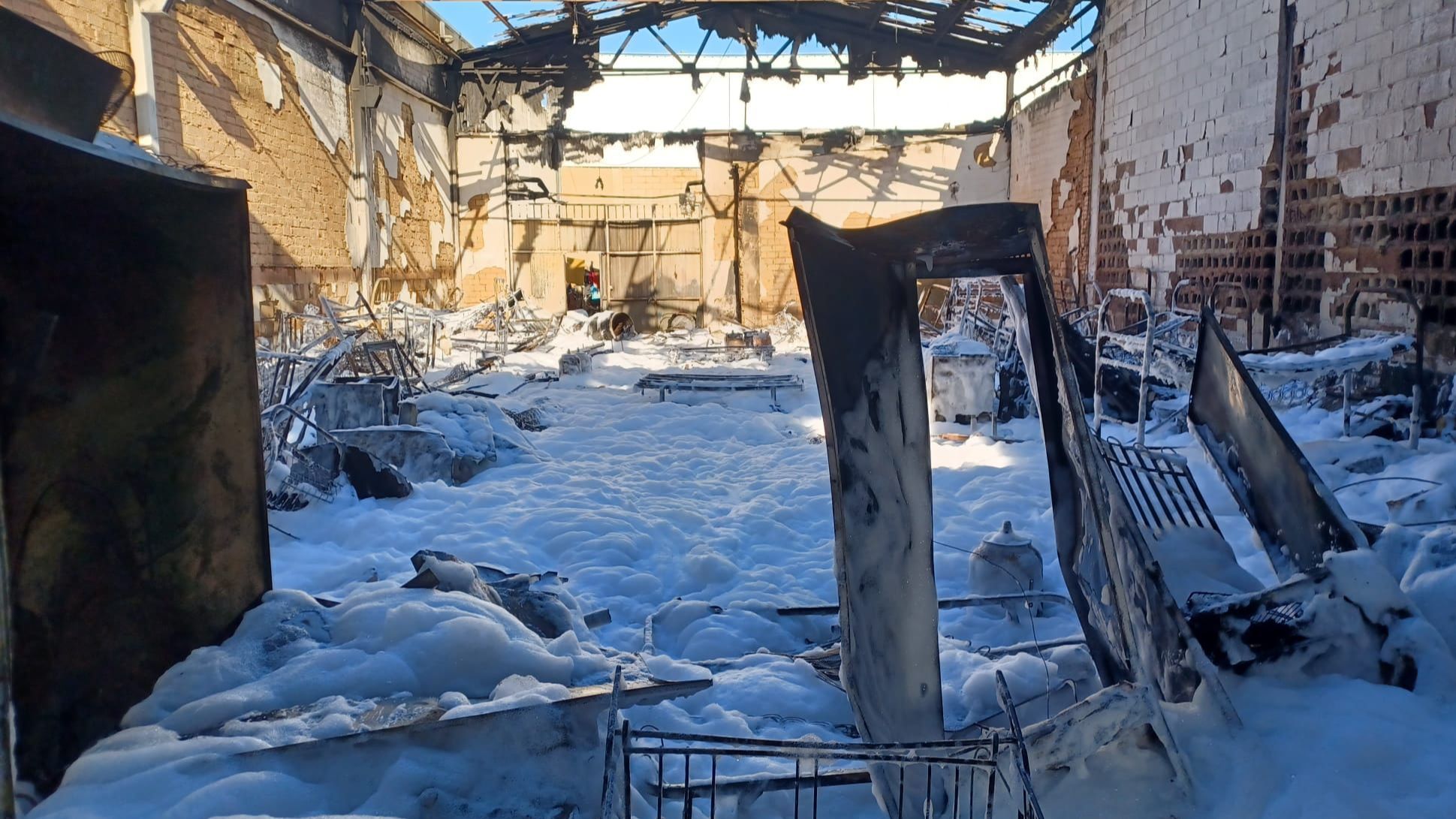 Nave calcinada en Moguer, Huelva