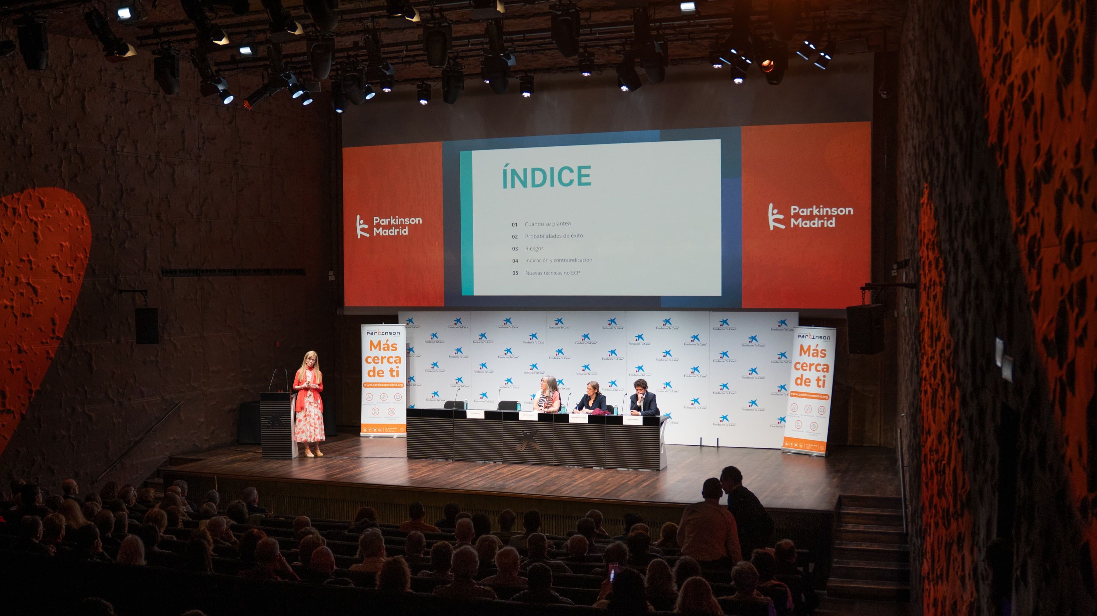 Olga Mateo durante su intervención en la jornada, explicando los avances en la cirugía de estimulación cerebral profunda.