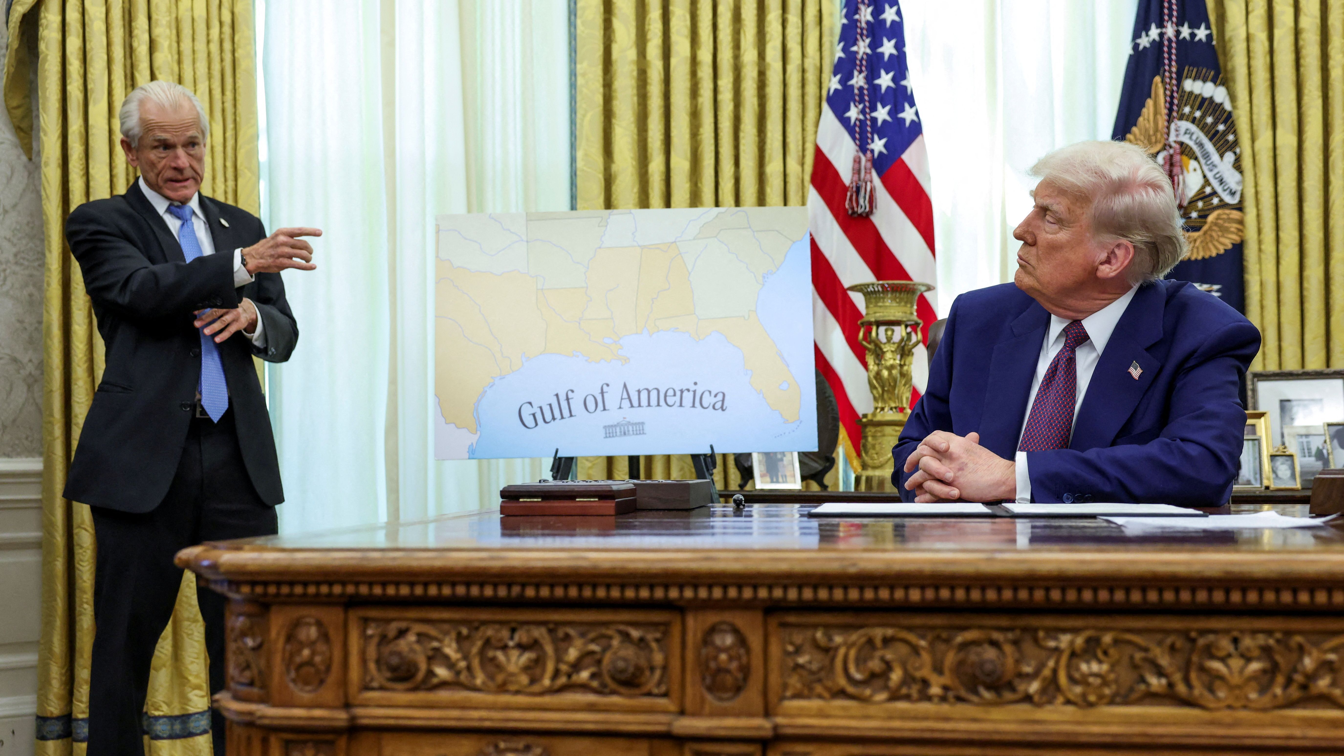 Peter Navarro, asesor del presidente en materia de Comercio, conversa con Donald Trump en el Despacho Oval de la Casa Blanca, Washington