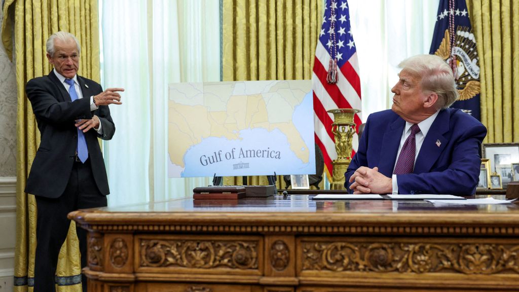 Peter Navarro, asesor del presidente en materia de Comercio, conversa con Donald Trump en el Despacho Oval de la Casa Blanca, Washington