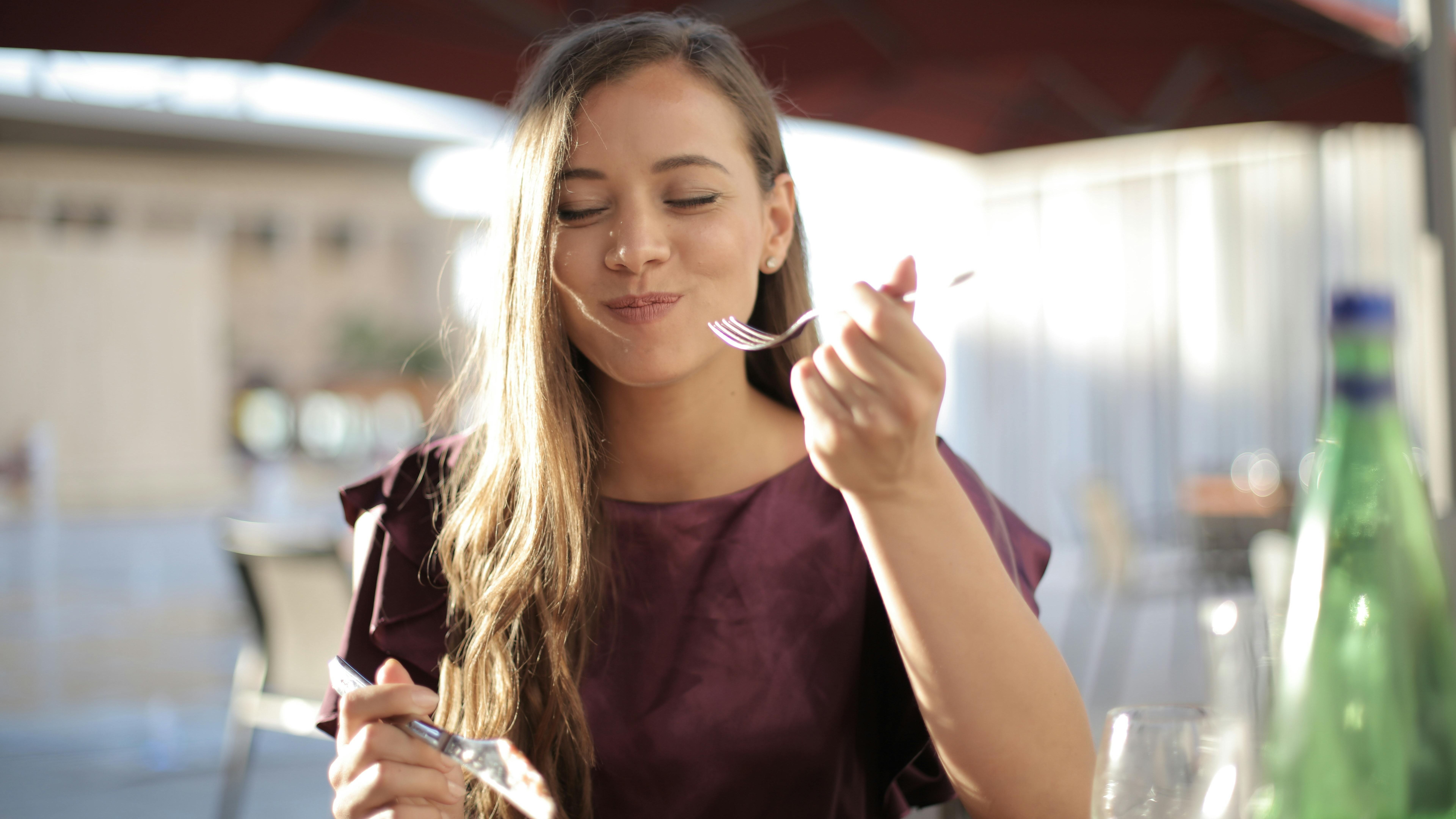 pexels mujer comiendo