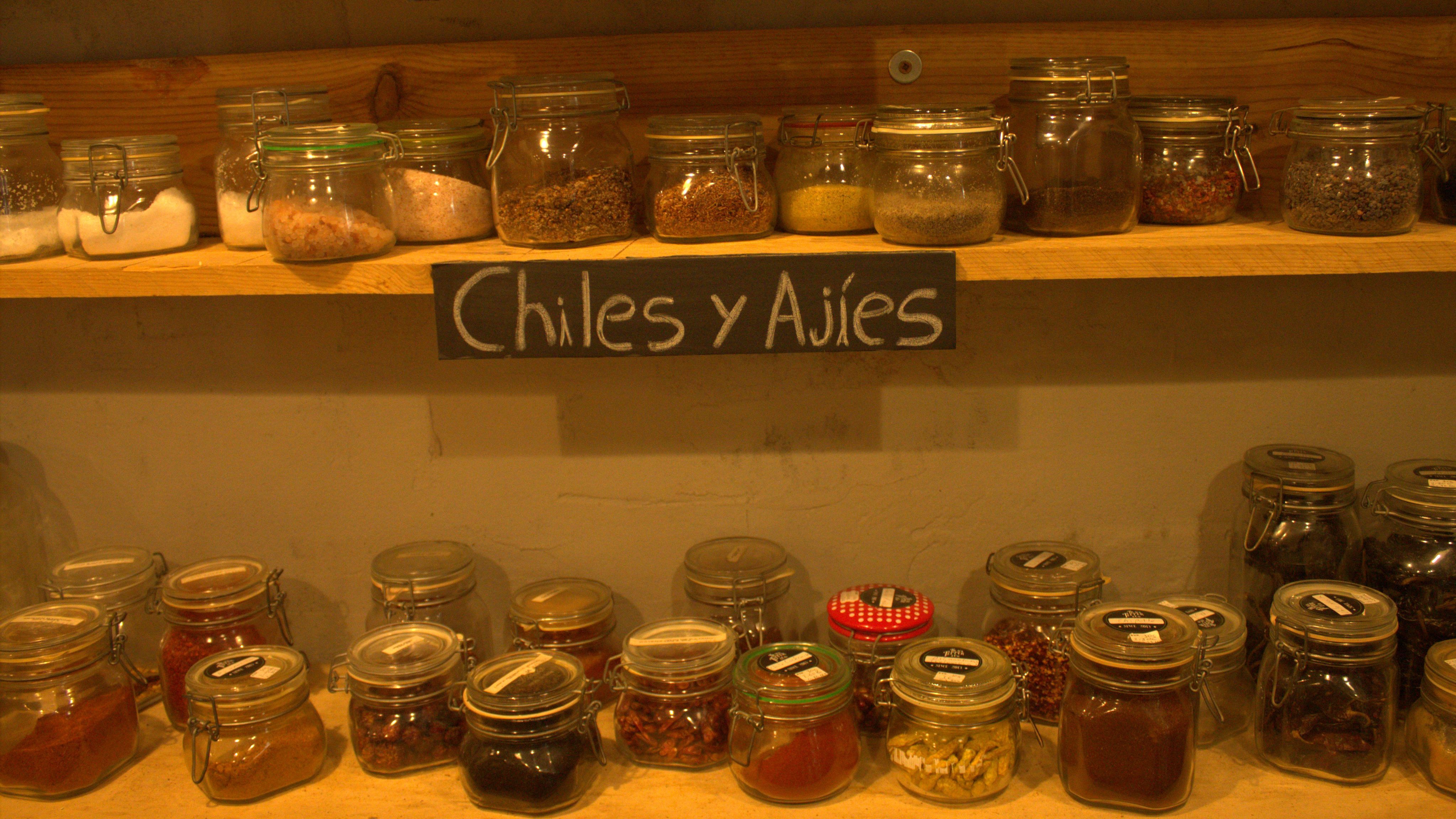 Una zona de la tienda con chiles y ajíes
