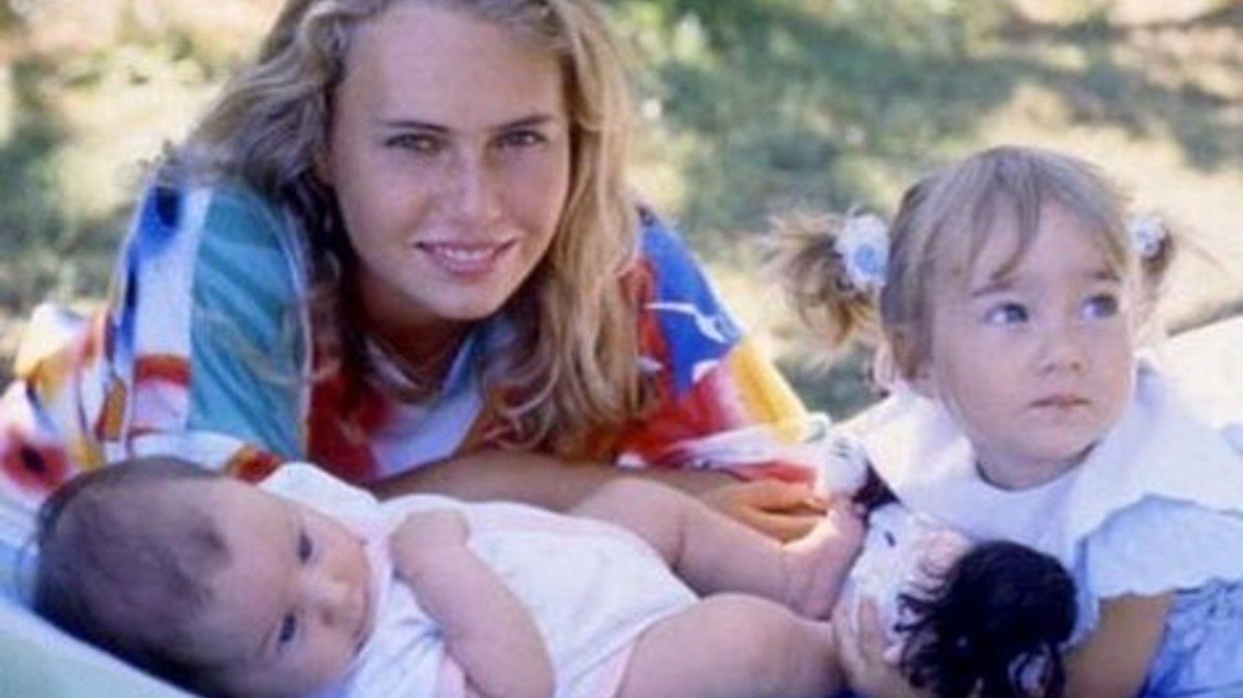 Ylenia, junto a su hermana Cristèl, que ha seguido los pasos artísticos de sus padres, y la pequeña del matrimonio Carrisi-Power, Romina Iolanda