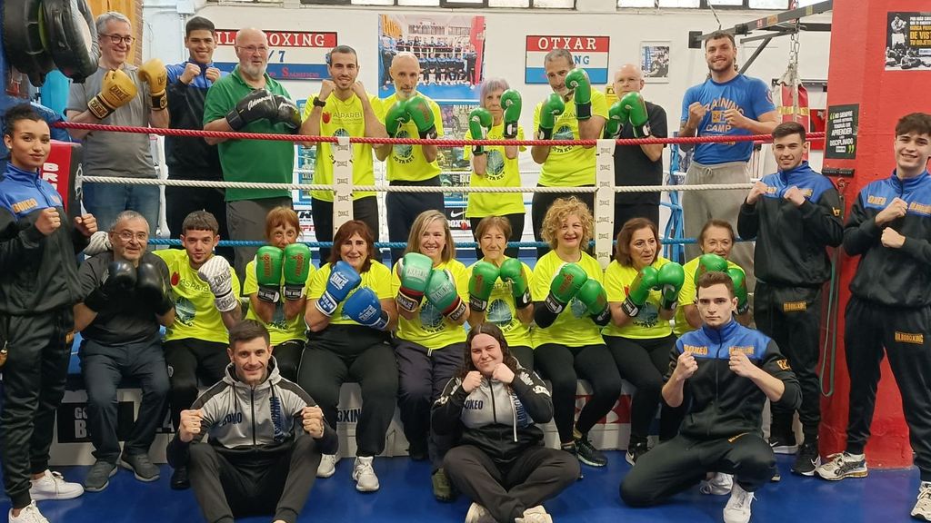 El fisioterapeuta Iker Tamallo, que lleva 10 años practicando boxeo, junto a sus alumnos