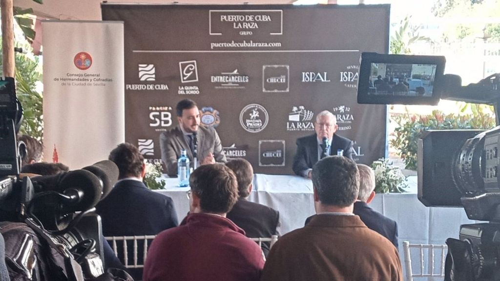 El presidente del Consejo de Hermandades, a la derecha de la imagen, en el desayuno informativo