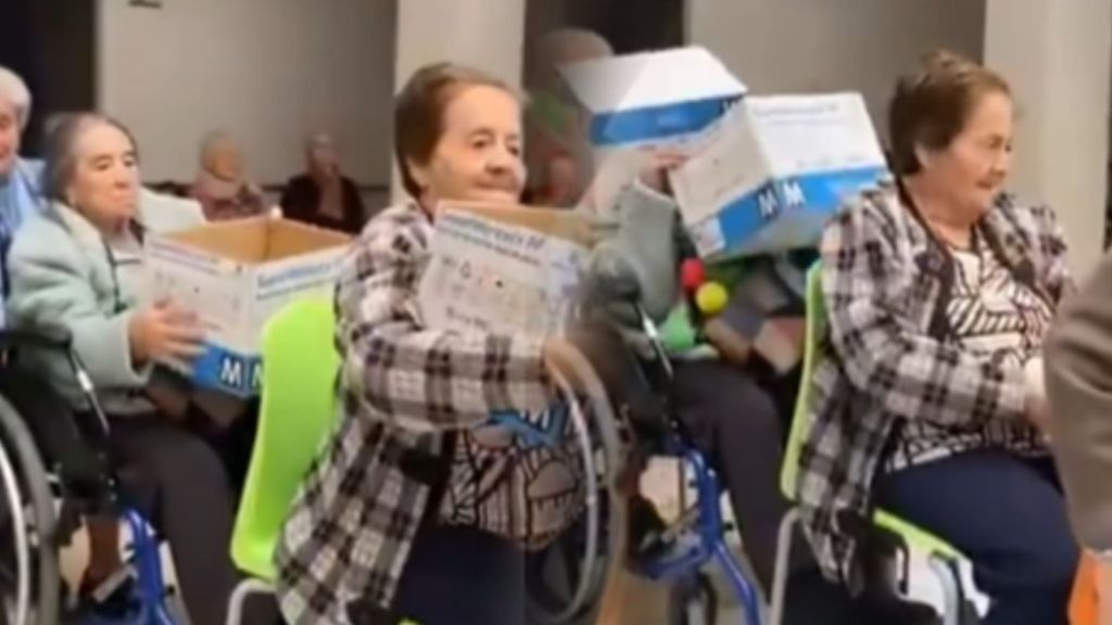 El vídeo viral del juego en una residencia de mayores que sale mal: una jugadora acaba con una caja en la cabeza