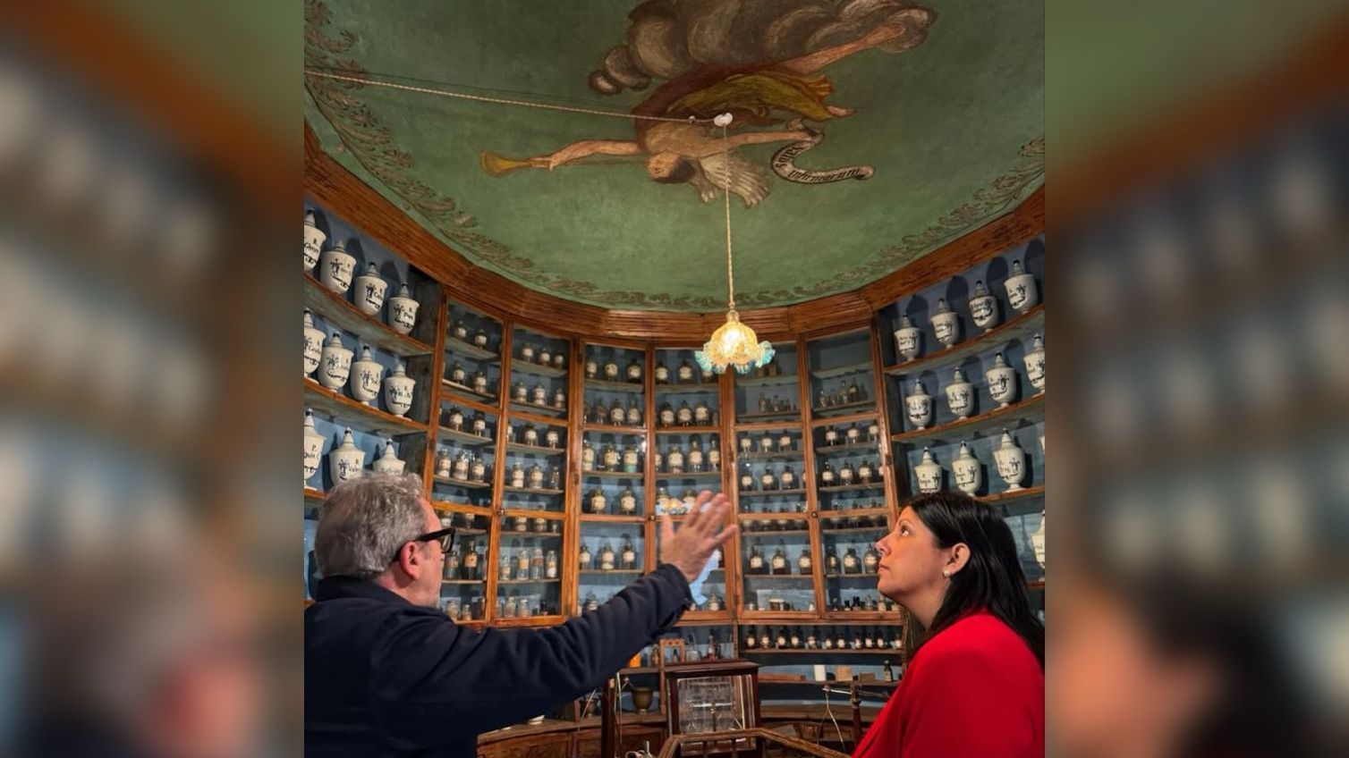 Imagen de archivo de la visita de la delegada del Govern de Lleida, Núria Gil, a la farmacia más antigua de Cataluña