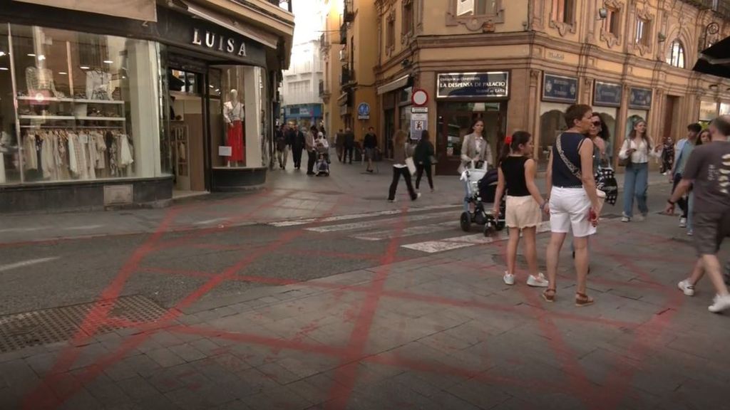 Líneas rojas en Sevilla en lugar de vallas para la Semana Santa
