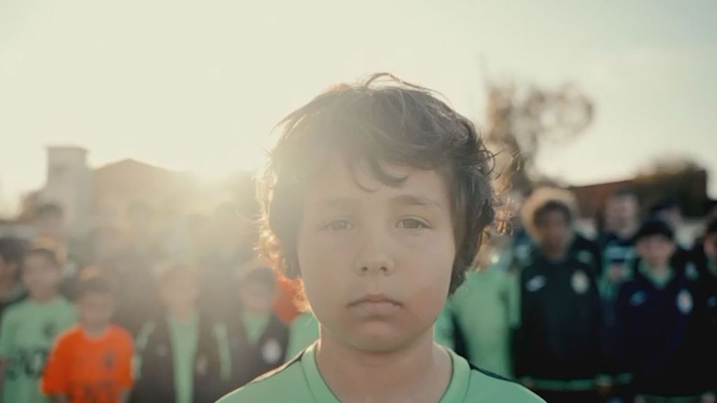 Los niños del Atlético Ciudad de Paiporta reclaman la reconstrucción de su campo de fútbol