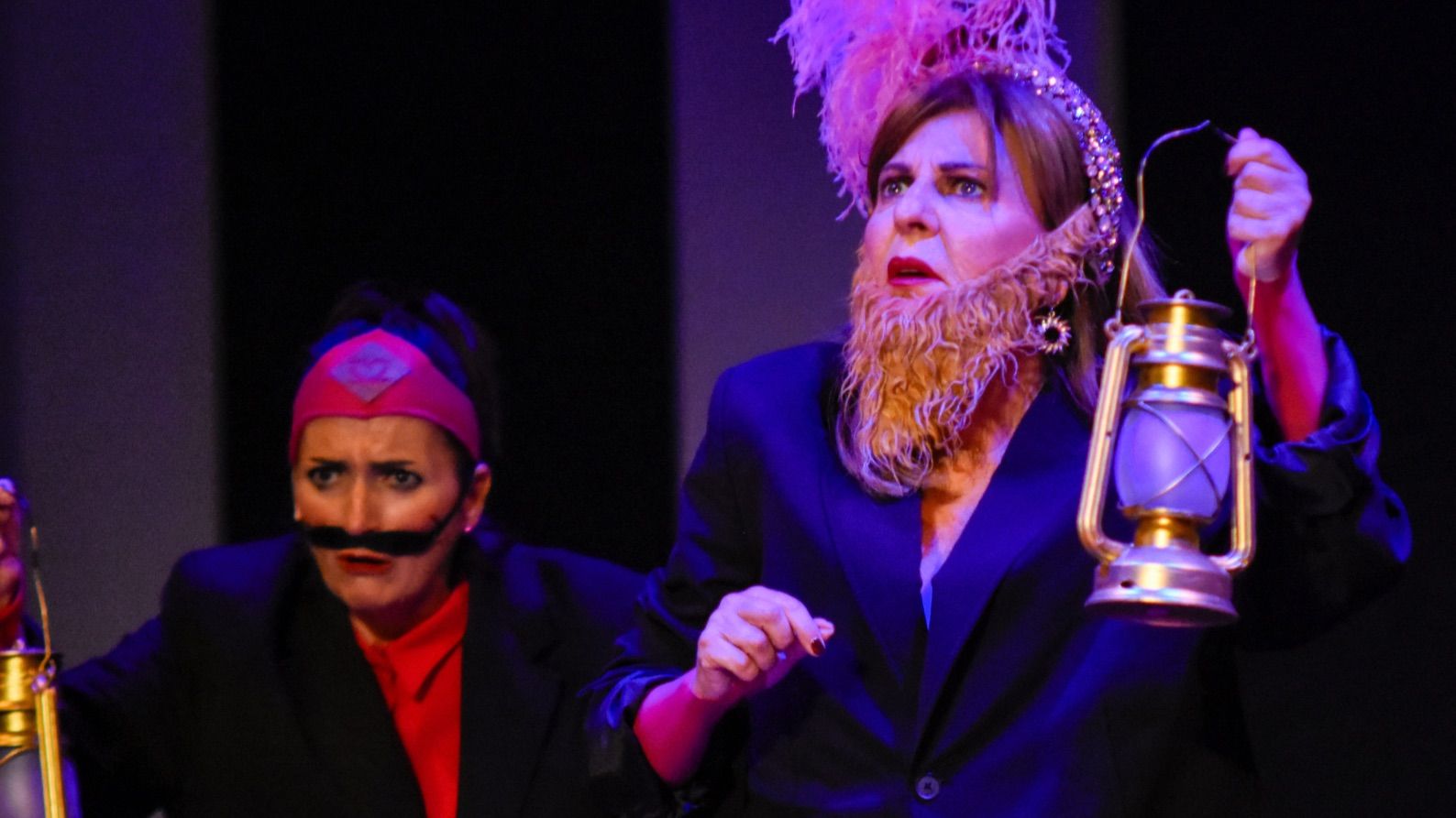 Maribel Salas y Silvia Abril en la obra de teatro 'Las asambleístas'