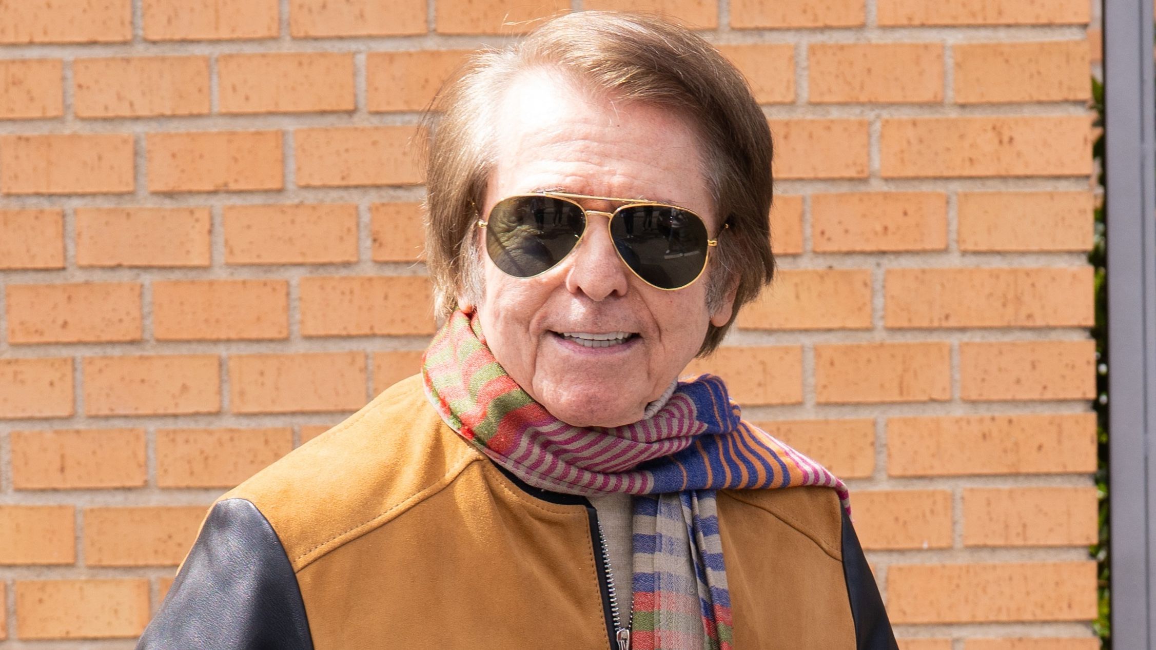 Raphael sale de RLM, a 25 de marzo de 2025, en Madrid.