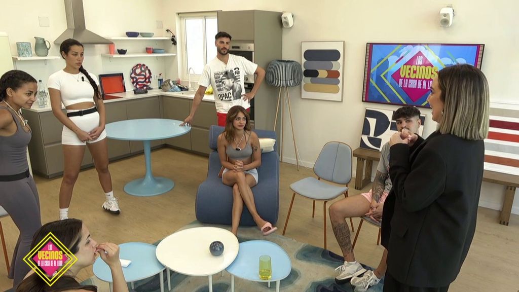 Paula, psicóloga, imparte un taller de emociones en el vecindario Los vecinos de la casa de al lado Temporada 2 Top Vídeos 1296