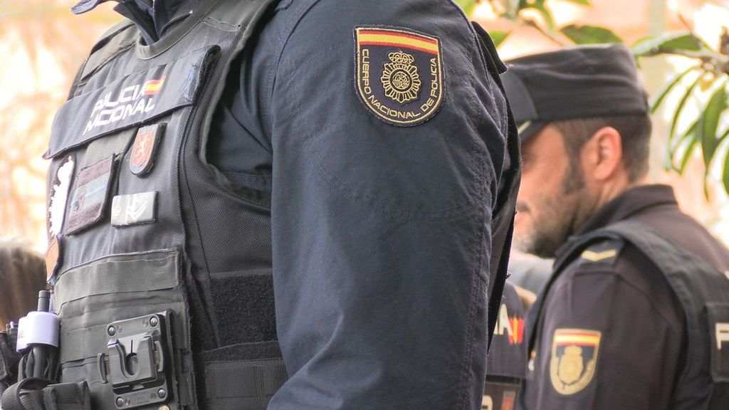 Agentes de la Policía Nacional investigan el instituto de Madrid donde se habría producido la agresión sexual.