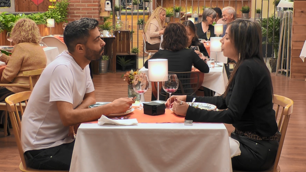 Álex se interesa por la profesión de su cita en 'First Dates', él es informático