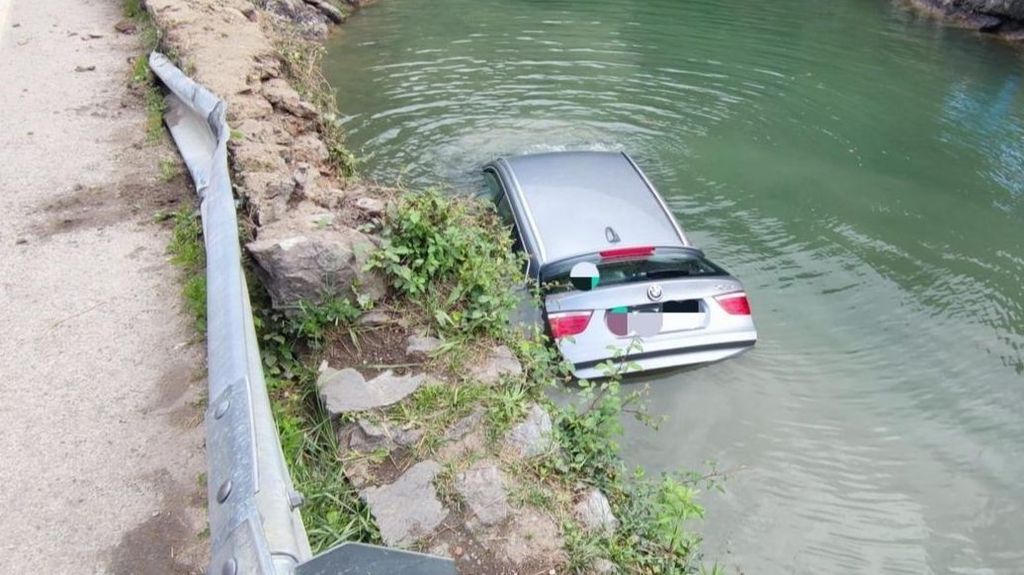 Coche sumergido en río