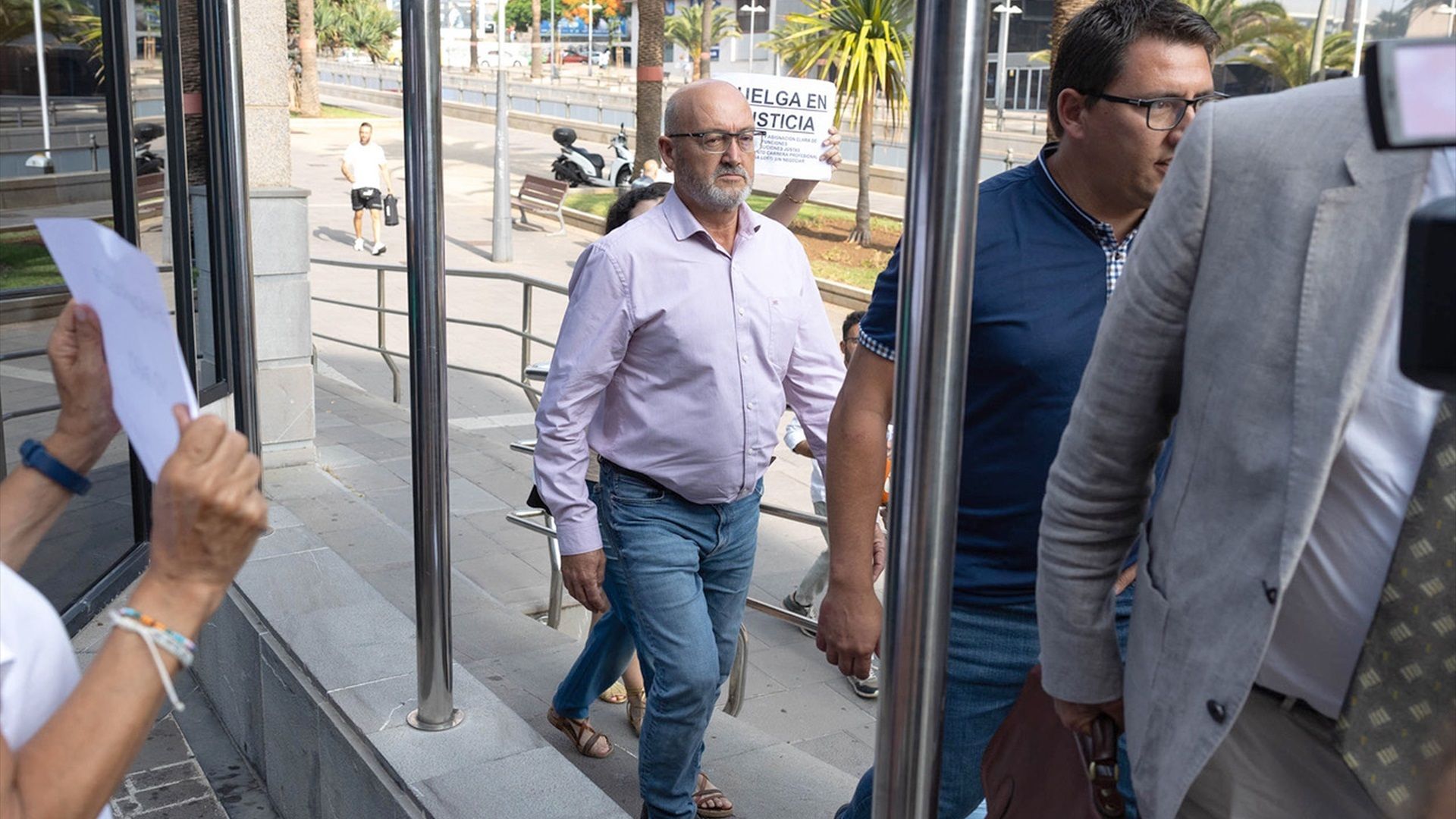 El ex diputado del PSOE Juan Bernardo Fuentes Curbelo, alias 'Tito Berni', a su llegada a declarar al juzgado.