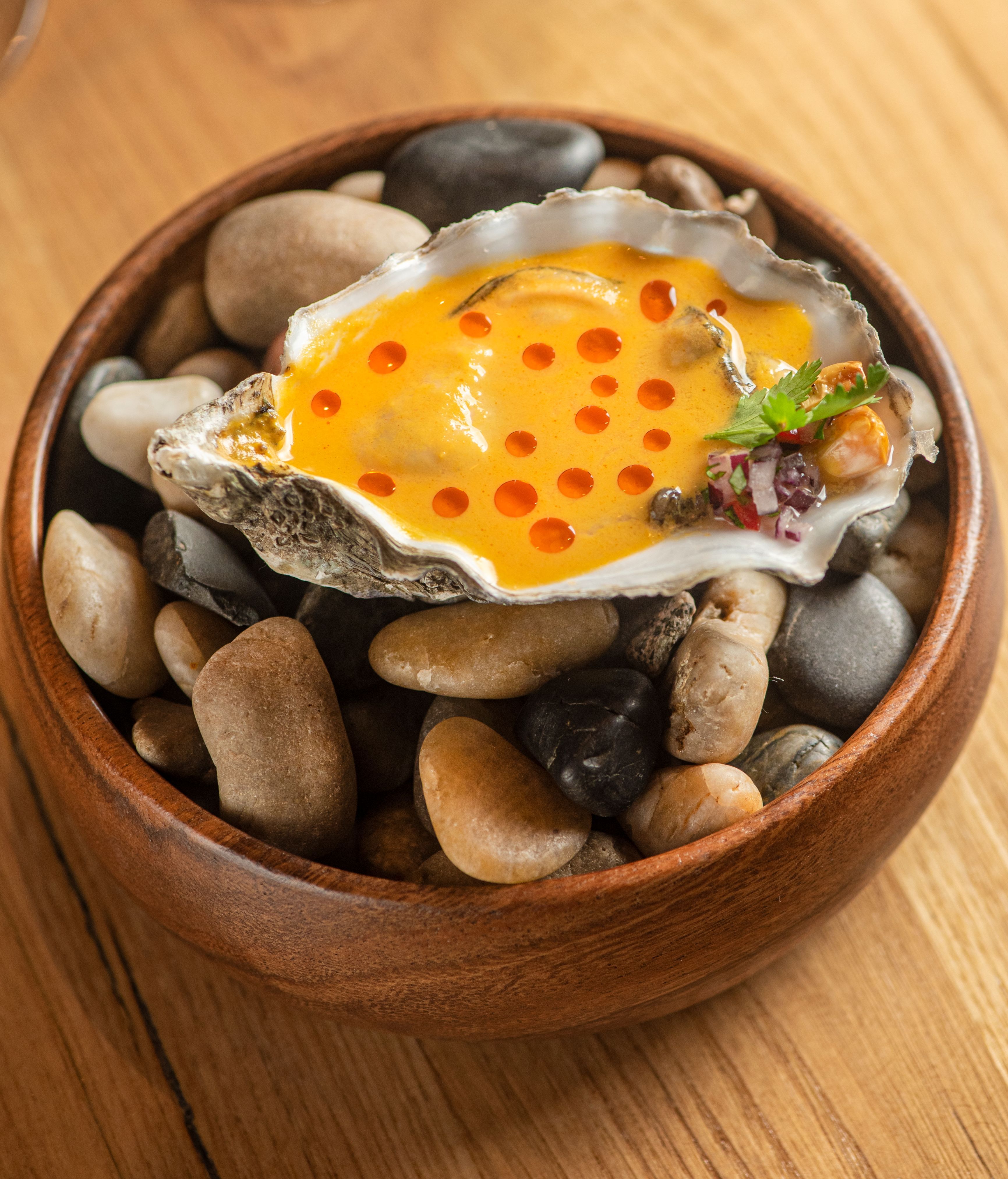 Su famosa ostra con gazpacho de hierbas aromáticas thai.