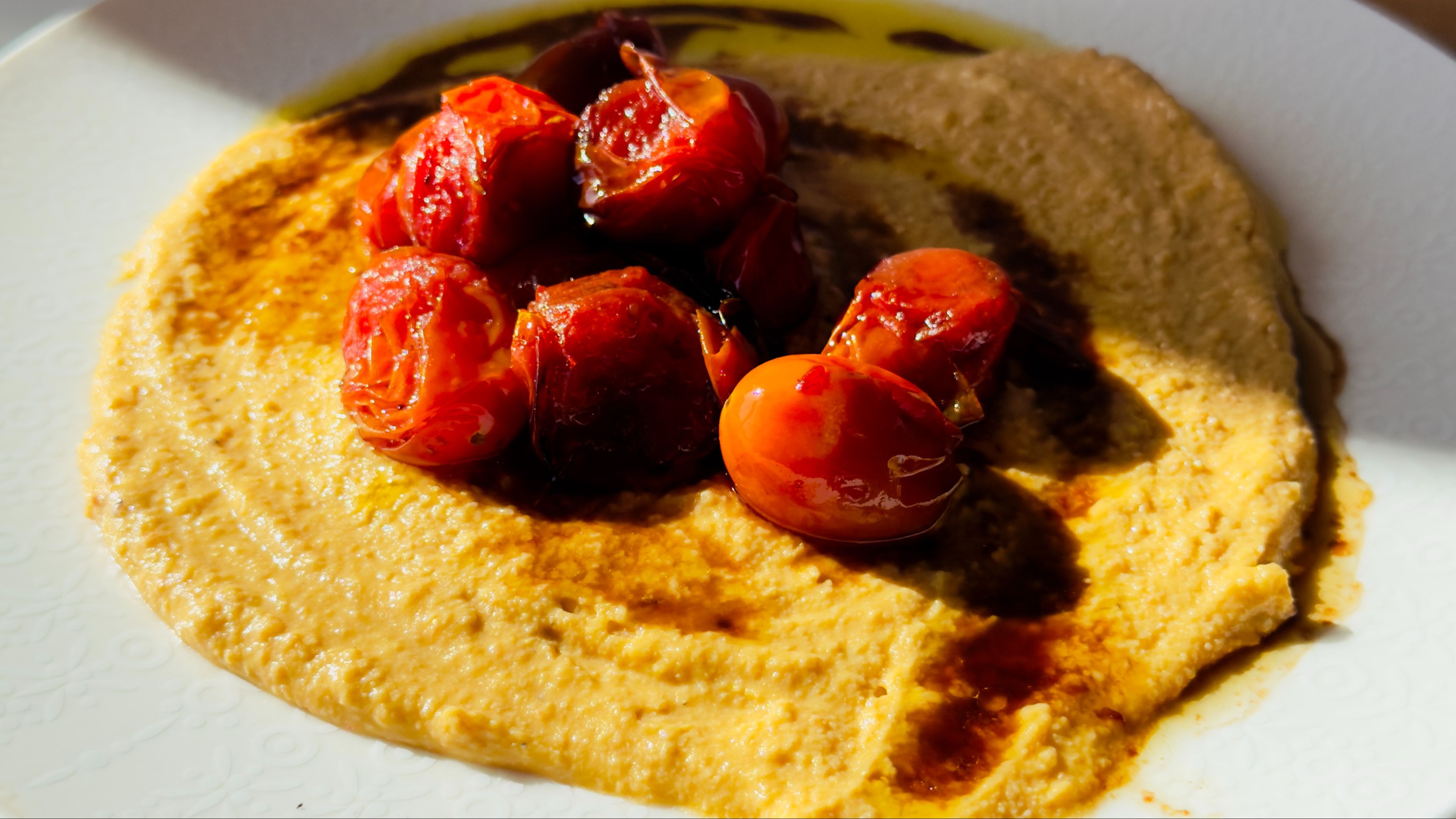 Hummus de pimiento rojo asado con tomates cherry caramelizados