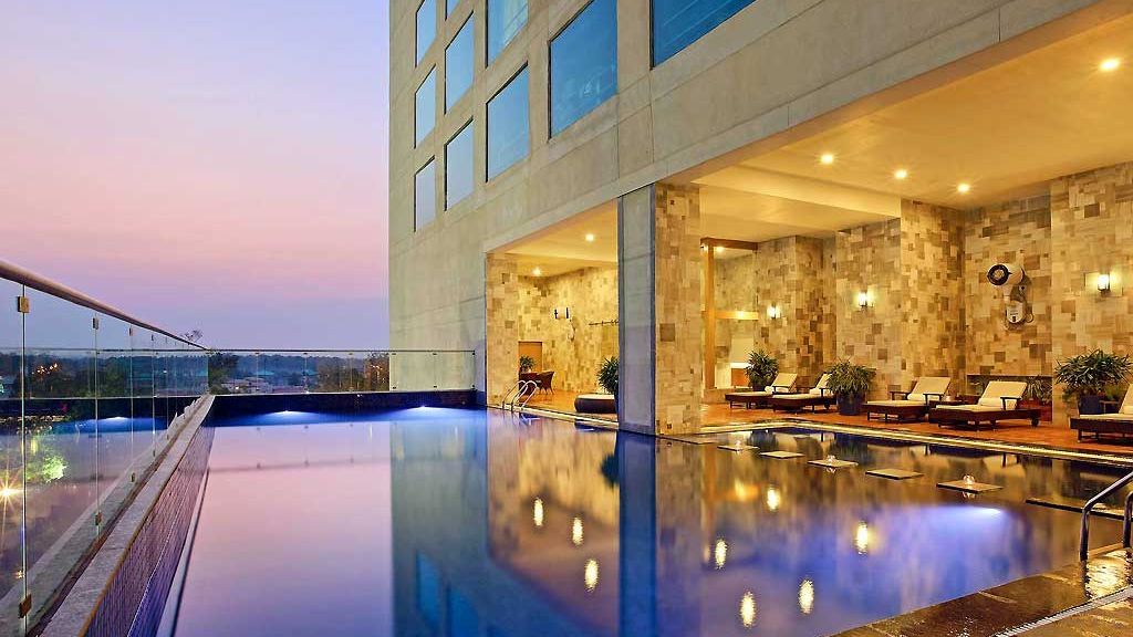 La piscina del hotel Novotel Ahmedabad