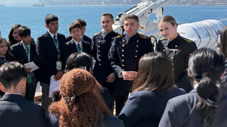 La princesa Leonor, con un grupo de visitantes