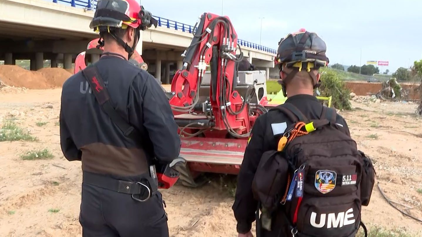 La UME utiliza maquinaria pesada en la búsqueda de los desaparecidos