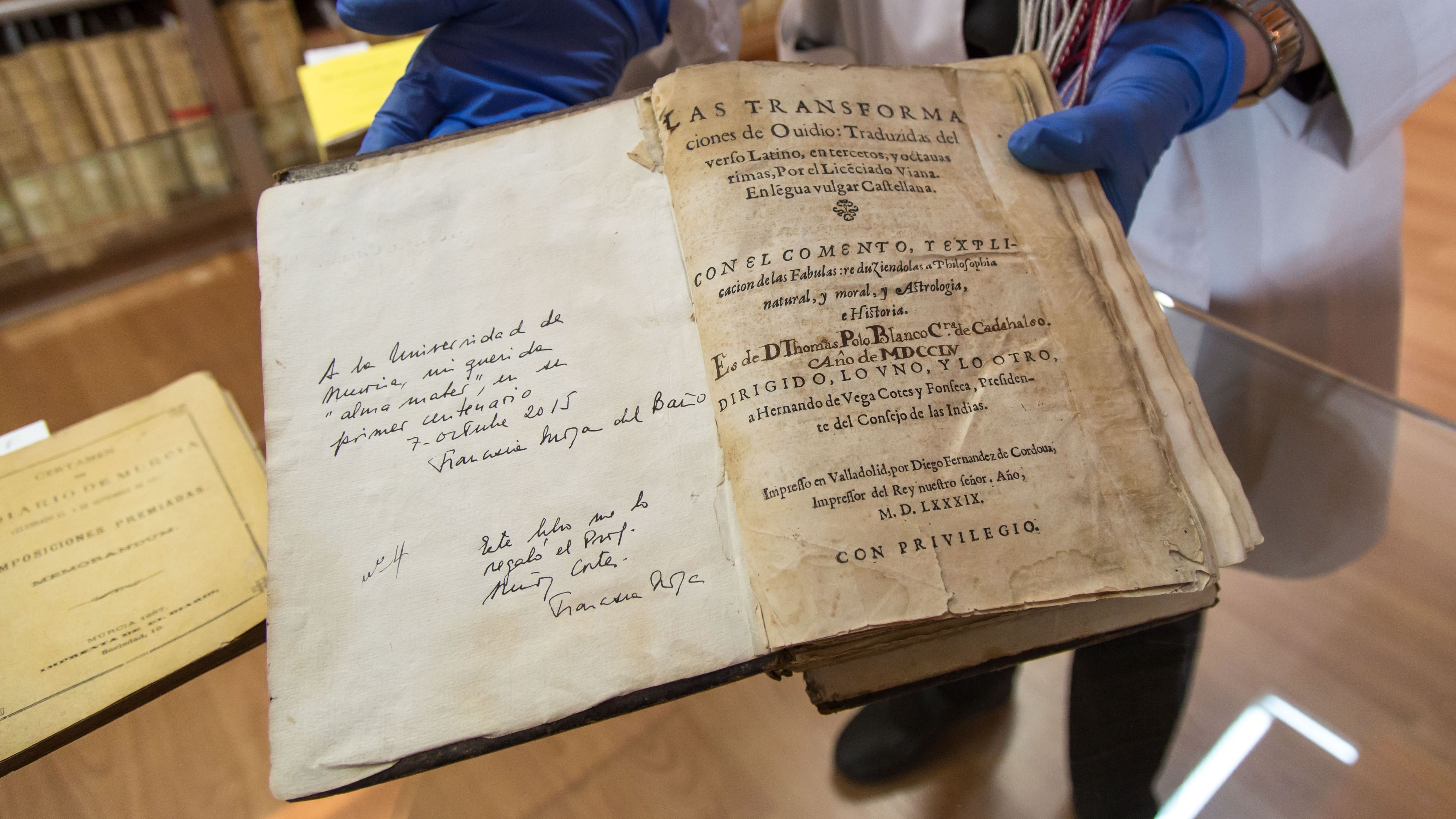 Libro con anotaciones manuscritas de Quevedo