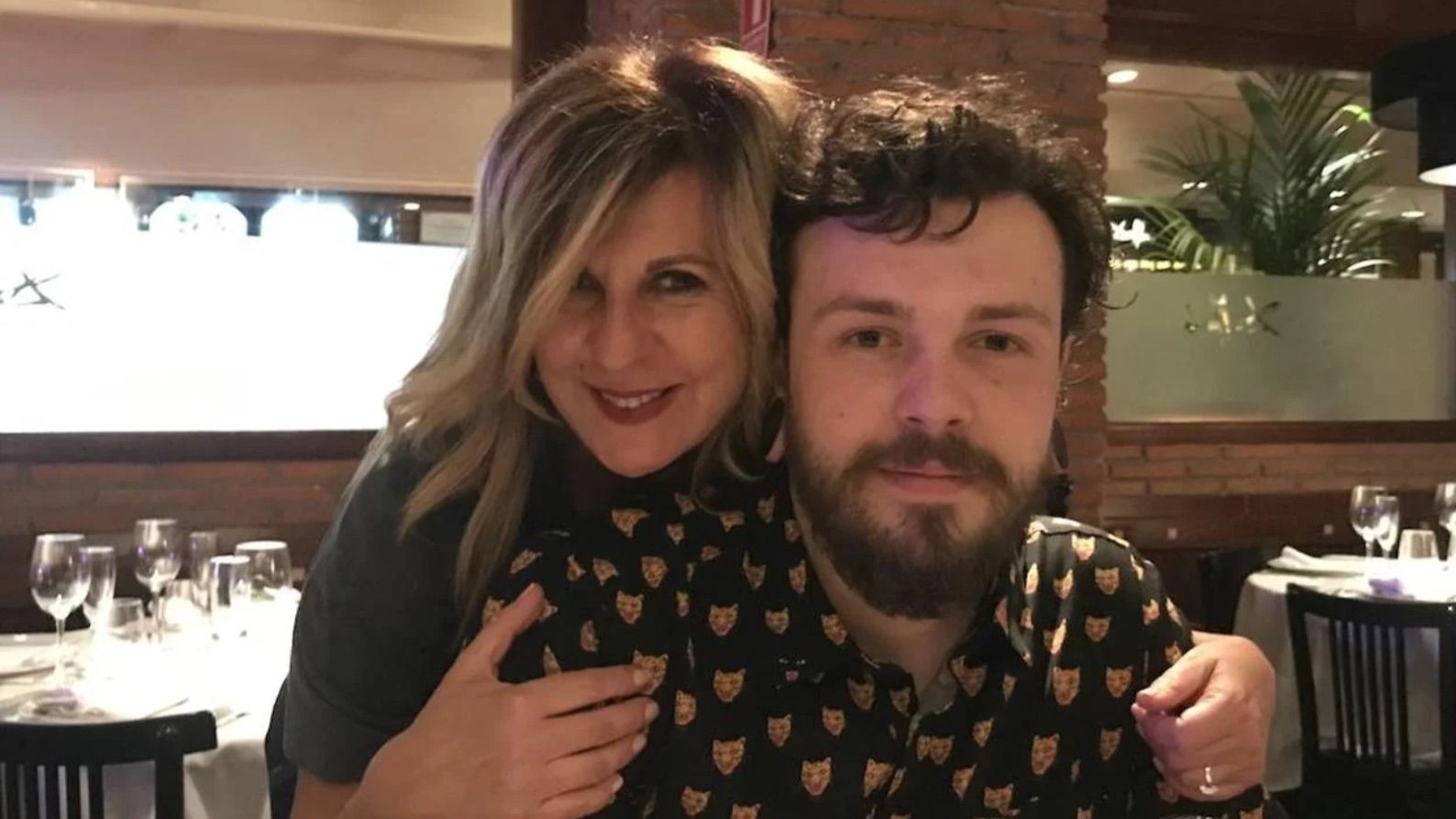 Maribel Salas junto a su hijo Íker