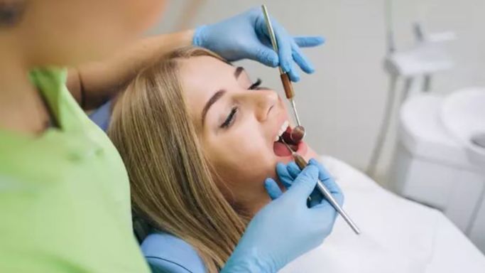 ¿Qué es la gingivitis menstrual y por qué empeora durante el embarazo?