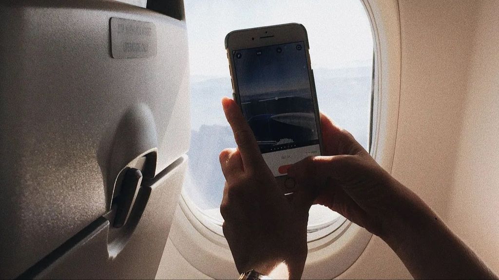 Usando el móvil en el avión
