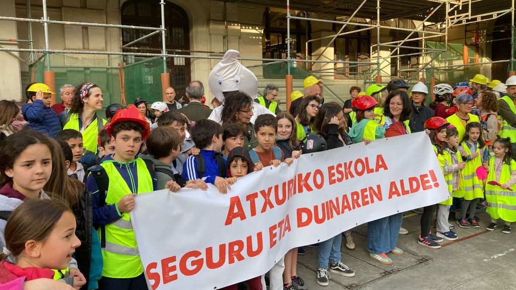 Alumos del colegio Garcia rivero de Bilbao se manifiestas por el estado del centro